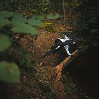 Super cool shots from the PLAY filming by @ondrejgrund.cz 📷 Watch the video in my BIO 🫶🎥 . . #seshapparel #seshbyondraslez...